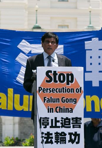 图15:“国际大赦”美国分部国际宣导主任提.库玛博士(Dr. T. Kumar )