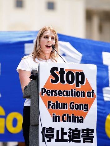 图16:记者无疆界组织的代表玛歌.尤恩( Margaux Ewen)在集会上感谢主办方举办这个集会,她表示能来参加这个集会是一种荣幸。她呼吁停止迫害法轮功。