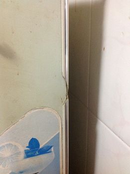 图:冰箱被炸掉一块