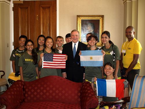 七月十六日下午,联邦参议员理查德•德宾(Richard Durbin)在国会大厦(United States Capitol)办公室中接待了部分青少年骑手。