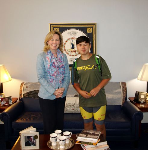 维吉尼亚州国会众议员芭芭拉‧康姆斯托克(Barbara Comstock)(左)与十三岁的骑手纯净‧纽曼(Chunjing Neumann)合影留念