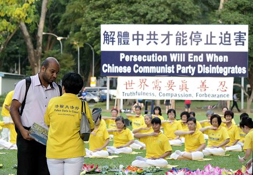 图4-7:过往民众正在了解真相。