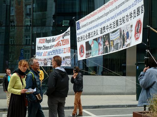 图1-2:二零一五年七月十二日,欧盟在布鲁塞尔欧盟总部召开二十八国高峰会议。比利时和德国部分法轮功学员也来到这里传播法轮功的真相。