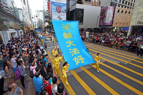 图4:越来越多世人明白“法轮大法好”!