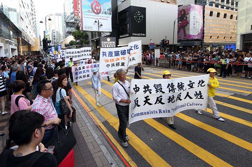 图5-16:游行队伍中的横幅信息,传递给人们,法轮功学员要告诉人们的信息。
