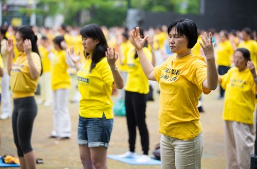 图1-3:七二零前夕,二零一五年七月十八日,上千名来自加拿大各地的部分法轮功学员在多伦多市政中心Metro Hall 举行集体大炼功