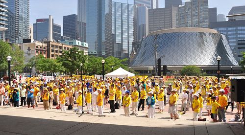图4-5:七月十八日,近千名法轮功学员与支持者在多伦多市中心都市会堂(Metro Hall)外的广场举办集会,声援控告江泽民。