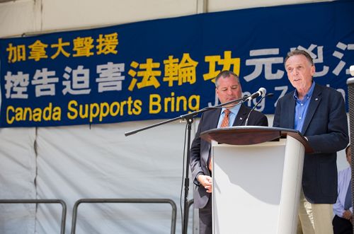 图6:加拿大国会议员彼得·肯特(Peter Kent)在集会发言中赞法轮大法给世人带来健康与精神富足,并表示加拿大人将密切关注诉江案的进展。