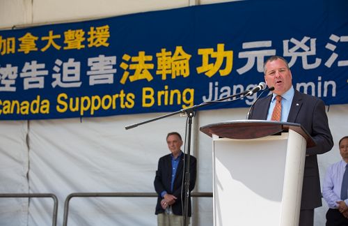 图7:加拿大国会议员布拉德·巴特(Brad Butt)在发言中说:“我支持你们在这里做的努力,以及你们在中国的同修们所作出的努力。”