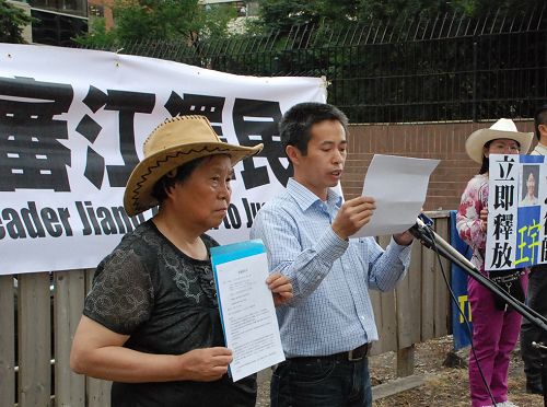 图:二零一五年七月十五日,加拿大卡尔加里部分法轮功学员在当地中领馆前举行了集会,声援“全球控告江泽民”大潮。图为已经递交诉状的法轮功学员黄金玲和陈国彬,以亲身经历揭露江氏集团的罪行。
