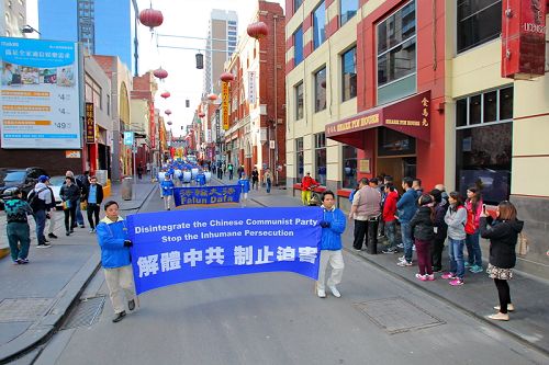 图1-10:七二零前夕,墨尔本法轮功学员在市中心举行了“纪念七二零反迫害十六周年”大游行,声援诉江,呼吁制止迫害。