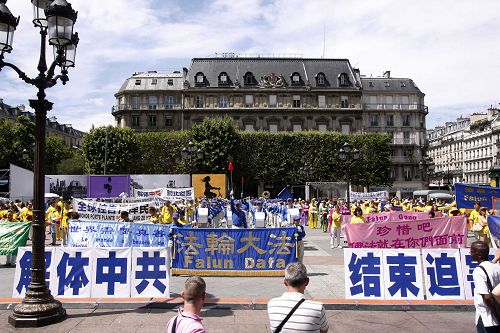 图1-3:七二零的前夕,二零一五年七月十七,十八和十九日连续三天,欧洲的法轮功学员汇集在法国首都巴黎举行系列反迫害活动,呼吁制止迫害。