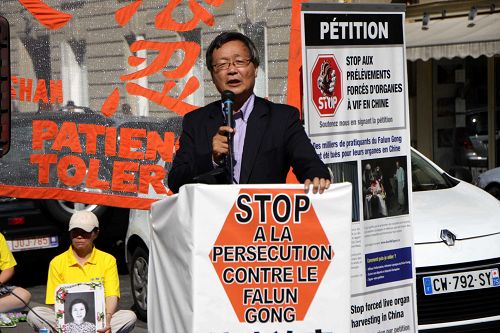 图4:欧洲法轮大法协会主席吴文欣在集会上发言