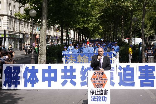 图5:集会上,医生反对活摘(DAFOH)法国代表Arold KING先生揭露了中共活摘法轮功学员器官的罪行。