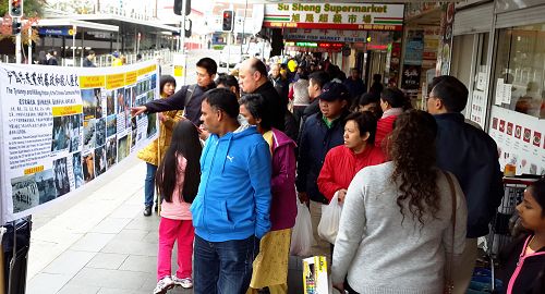 图2-98:明白真相的民众签名支持法轮功制止迫害。