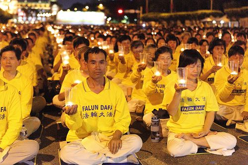 图2:法轮功学员呼吁国际社会的关注,一同拯救善良、结束迫害。