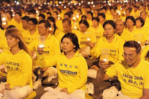 图3:法轮功学员手托烛光,传播着慈悲与善良。