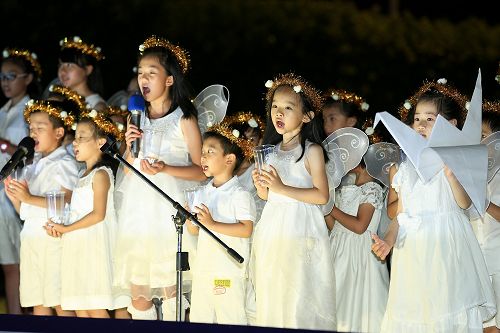 图6:三十位法轮功的小学员上台合唱歌曲“秋雨” 。