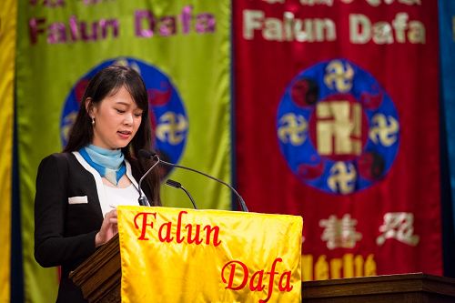 图4-8:法轮功学员正在修炼心得交流会上交流自己如何实修的修炼体会