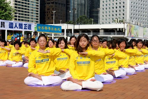 图:法轮功学员在香港中环爱丁堡广场排字与炼功。