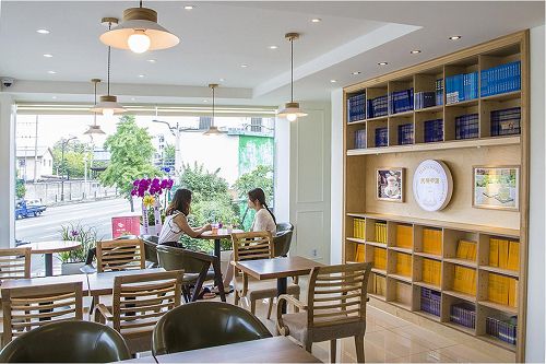 '图5、6:天梯书店一楼和二楼是品茶果、喝咖啡及茶,互相交谈或休息的同时,可以有读书的空间。'