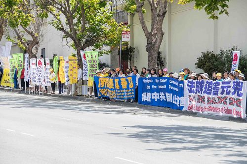 图1-7:法轮功学员在旧金山中领馆前集会,声援全球“诉江”大潮