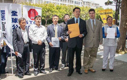 图:法轮功学员将控告状递入中领馆