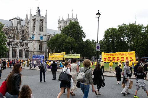 图1:七月十五日,法轮功学员在英国会大厦前举办活动,传播真相。呼吁制止迫害。