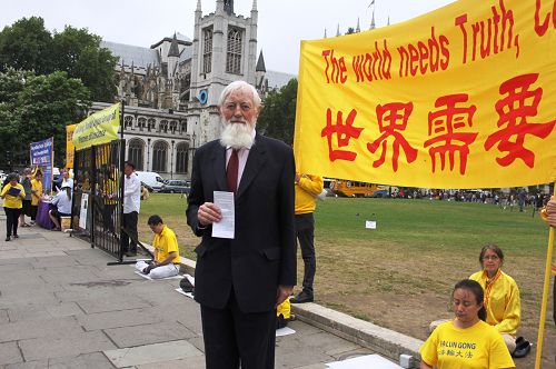 图4:上议院议员希尔顿勋爵(Lord Hylton)来到现场,表示对法轮功学员的支持。