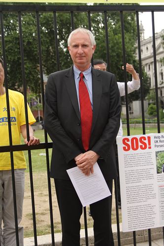 图5:剑桥议员丹尼尔•泽茨尼(Daniel Zeichner MP)来到现场,表示对法轮功学员的支持。