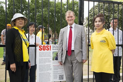 图6:英国国会议员大卫•阿弥斯(David Amess MP)前来活动现场,表示对法轮功学员的支持。