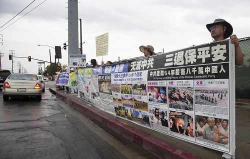 图1-10:反迫害十六周年,洛杉矶法轮功学员在华人聚居的圣盖博市(San Gabriel)山谷大道(Valley Blvd.),筑起了真相勇气长城,声援全球诉江大潮。