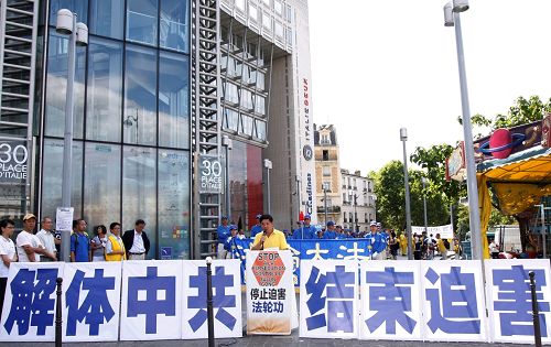 图2:法轮功学员在意大利广场集会