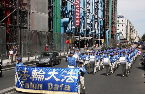 图3:游行队伍经过蓬皮杜艺术中心