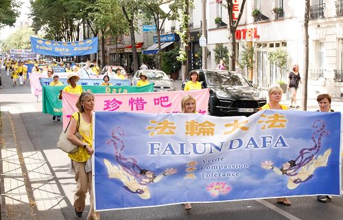 图8:法轮功学员在巴黎大游行