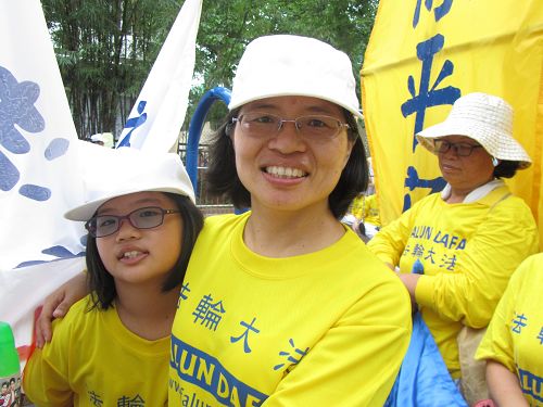 图6:黄婉瑛携女参加“正法”排字,感受非常殊胜与荣耀。