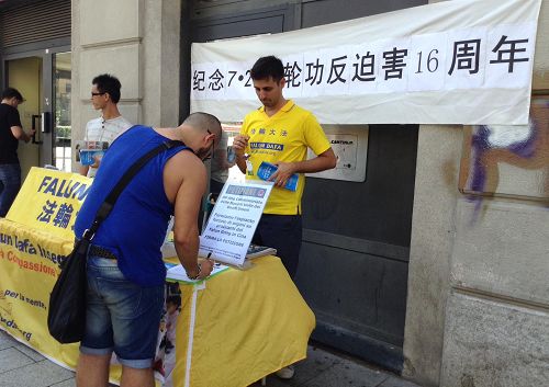 图2-4:了解真相的民众签名支持制止中共迫害法轮功以及强摘法轮功学员器官的暴行。