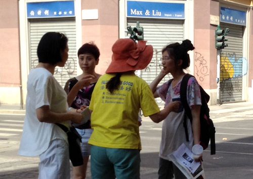 图6:意大利学员正在华人街向过往的华人传递两亿中国勇士退出中共,以及八万人控告迫害元凶江泽民的真相,呼唤民众良知觉醒。