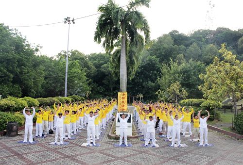 图4-7:七月十九日七二零前夕,部分法轮功学员来到巴生人民公园举行了集体炼功。