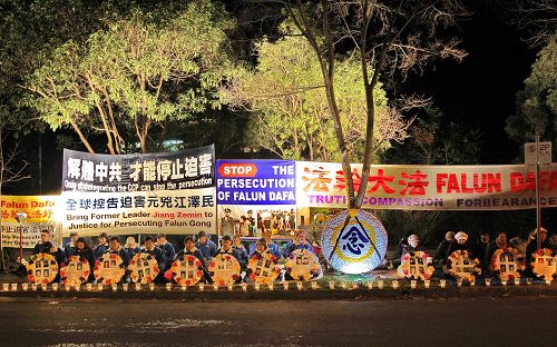 图1-3:部分墨尔本法轮功学员在墨尔本中领馆前举行了烛光悼念活动,纪念七二零,呼吁制止迫害。