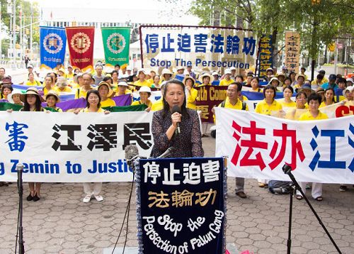 图2:活动组织者易蓉女士在集会上指出,法办江泽民是民心所向。