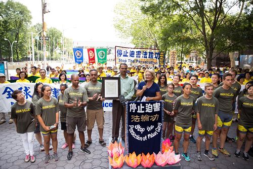图4:法拉盛社区领袖玛莎(Martha Flores Vazquez)集会中向二十六位骑手颁发了褒奖。