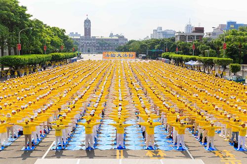 图2-5:在艳阳下,学员气定神闲的炼功,吸引过往民众注目。