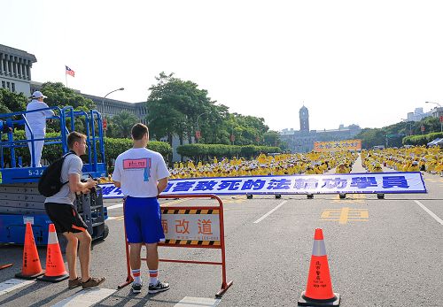 图6-8:壮观的炼功画面,吸引过往的民众伫足拍照。
