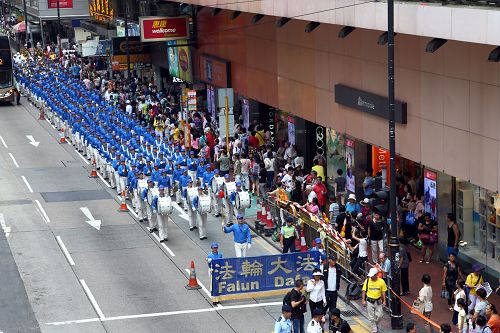 图1-3:天国乐团引领法轮功学员队伍,游行从港岛区英皇道、轩尼诗道,途经闹市铜锣湾、湾仔、中环,最终到西环中联办,历时约四小时,沿途吸引港民及中西旅客观看。