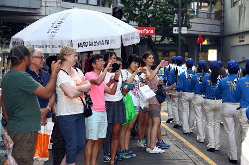 图4-5: 民众争相拍摄天国乐团的英姿。