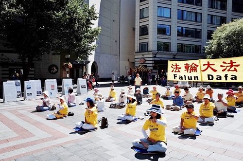 图2:西雅图法轮功学员在西湖中心(WestlakeCenter)广场前展示五套功法。