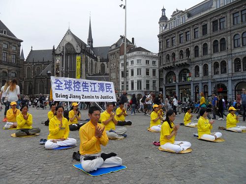图1:“七•二零”周年,荷兰学员在首都阿姆斯特丹达姆广场传播真相,呼吁制止迫害。