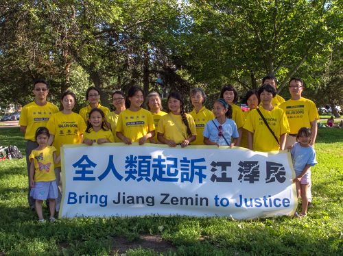 图:明州法轮功学员声援中国民众控告迫害元凶江泽民