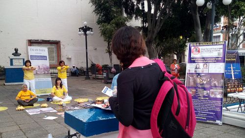 七.二零”纪念日,墨西哥部分法轮功学员 在普埃布拉市( Puebla)传 播真相